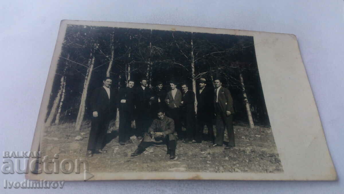 Photo Men and youth in the forest