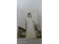 Φωτογραφία Νεαρή γυναίκα σε λευκό φόρεμα