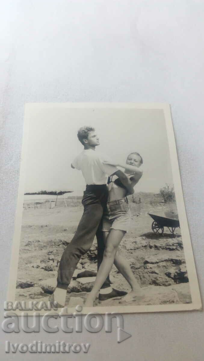 Φωτογραφία Ένας νεαρός άνδρας και ένα κορίτσι σε μια στάση βαλς