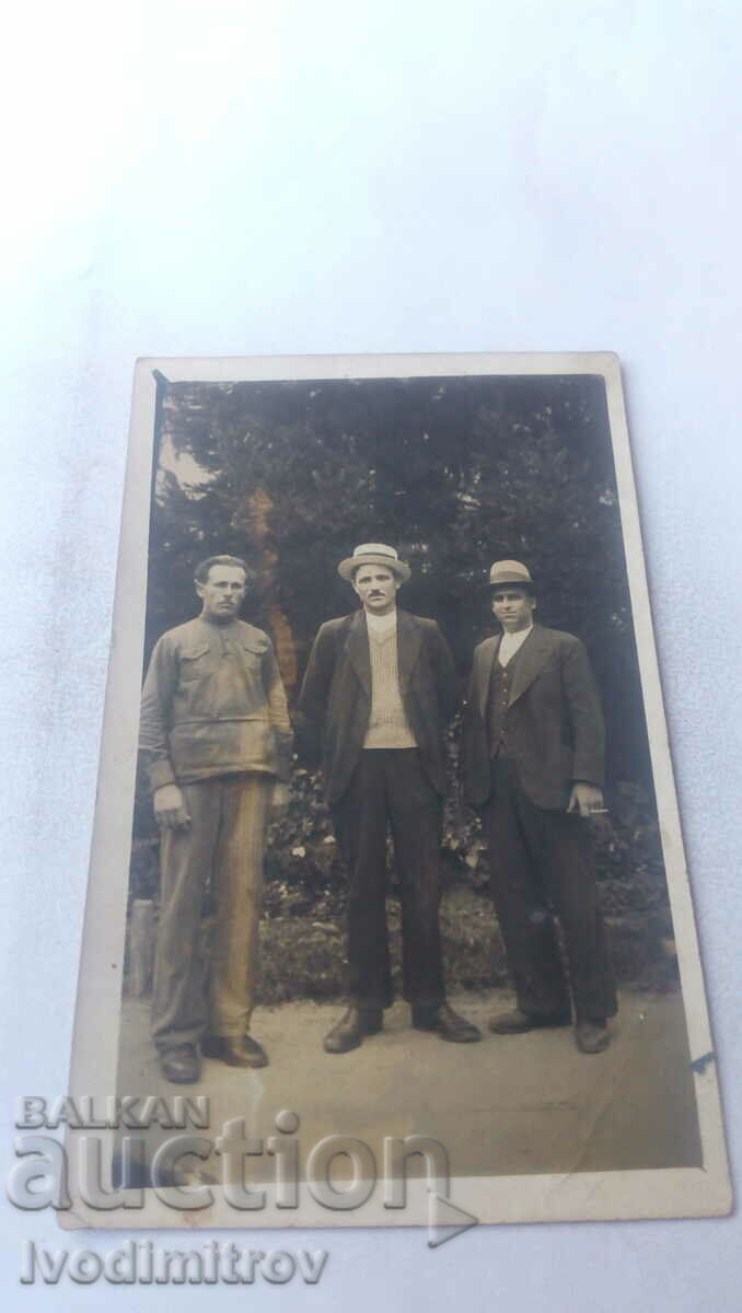 Снимка Трима мъже в парка