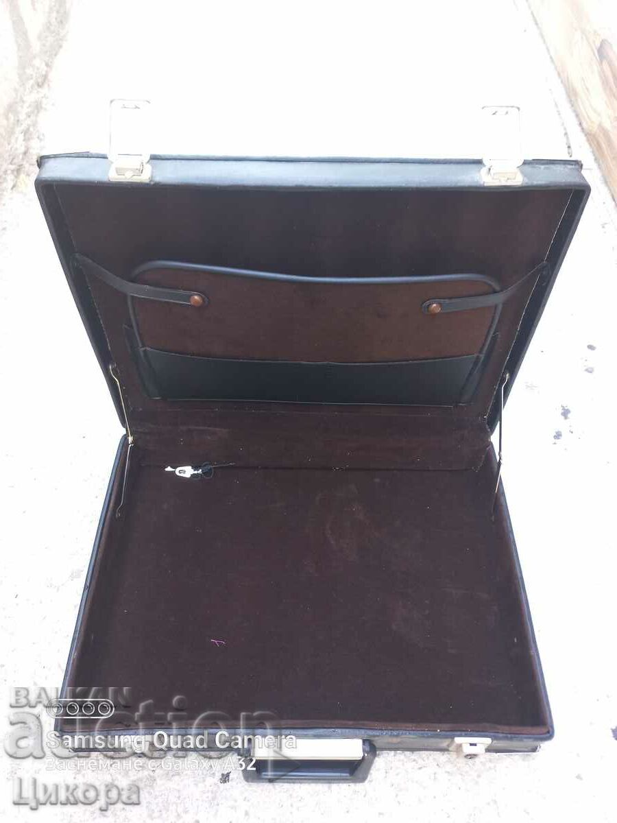 Delivery of OLD DIPLOMATIC SUITCASE Delivery of OLD DIPLOMATIC SUITCASE