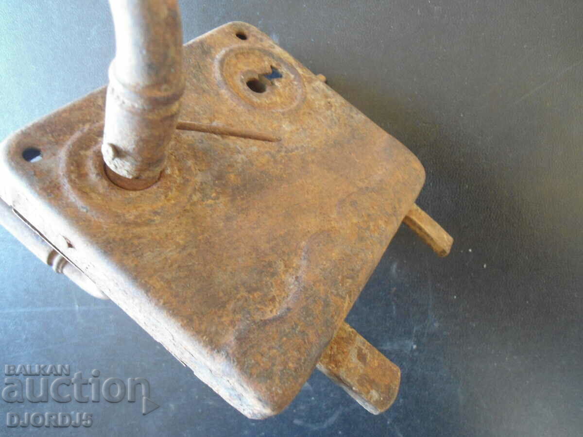Old lock, acting with price 6.00 BGN | € 3.07 Old lock, acting with price 6.00 BGN | € 3.07