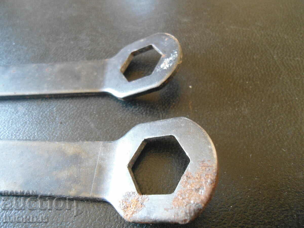 Old keys with price 2.00 BGN | € 1.02 Old keys with price 2.00 BGN | € 1.02