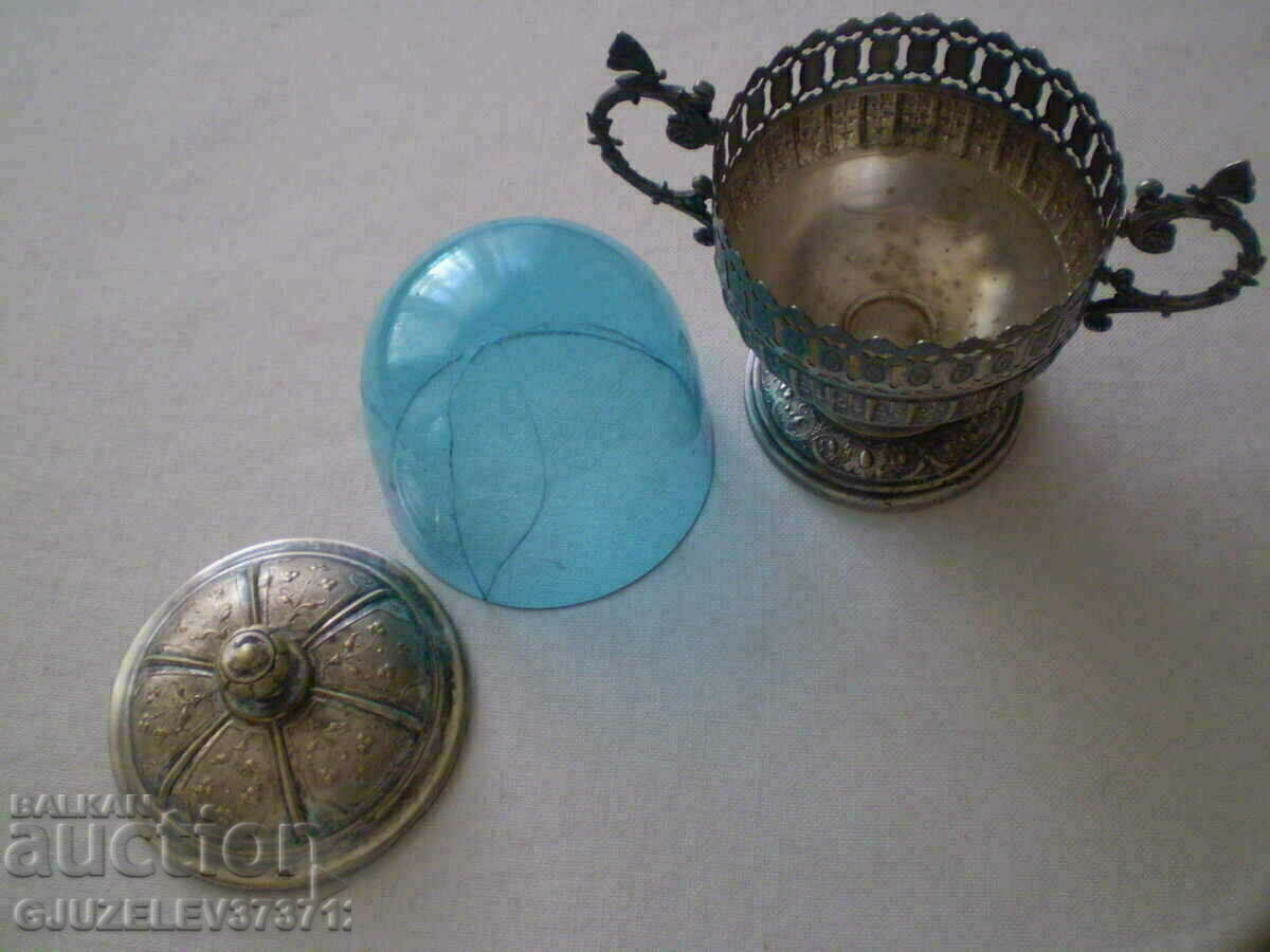 Bomboniera veche de zahăr VMF Unică cu paharul original cu preț 300.00 BGN | € 153.39 Bomboniera veche de zahăr VMF Unică cu paharul original cu preț 300.00 BGN | € 153.39