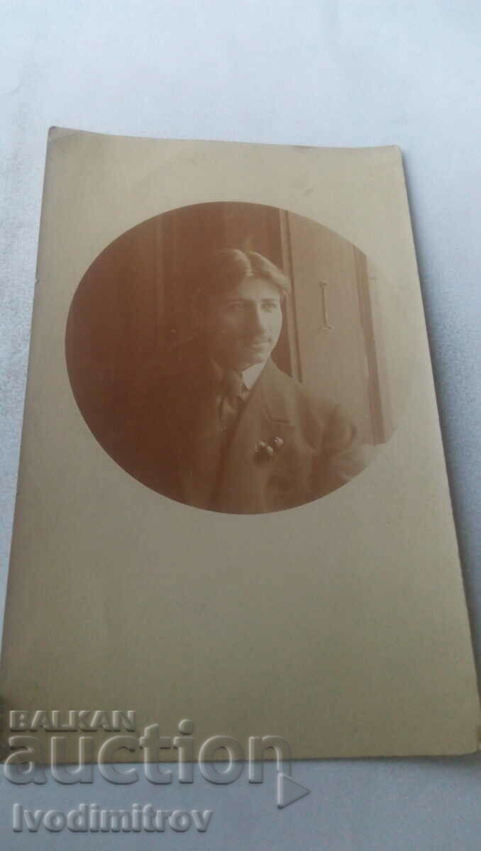 Φωτογραφία Σοφία Ένας νεαρός άνδρας με κοστούμι 1915