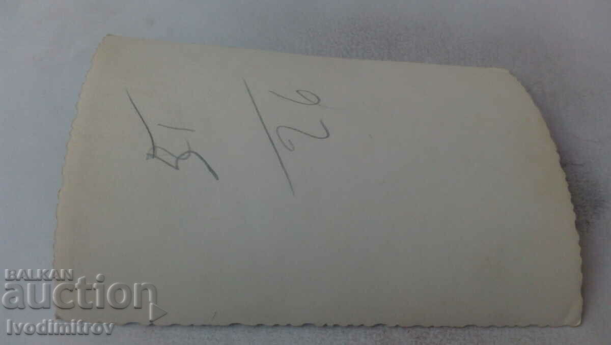 Снимка Младоженци със свои приятели с цена € 0.69 | 1.35 лв.