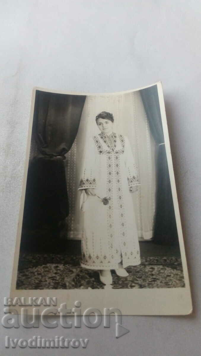 Φωτογραφία Βάρνα Κορίτσι αποφοίτησης με λευκό φόρεμα 1972