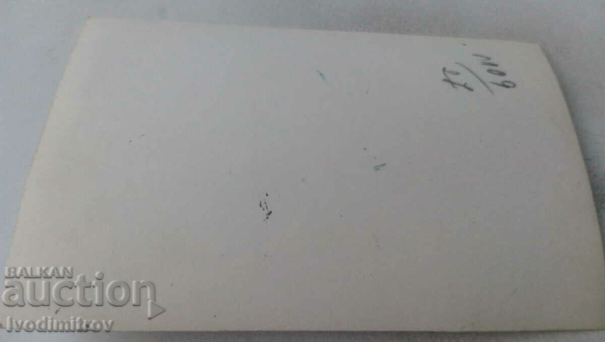 Fotografie cu proaspăt căsătoriți cu prietenii lor cu preț 1.35 BGN | € 0.69 Fotografie cu proaspăt căsătoriți cu prietenii lor cu preț 1.35 BGN | € 0.69