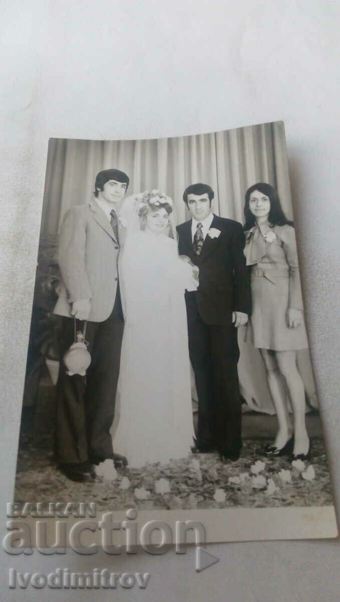 Fotografie Varna Proaspăt căsătoriți cu prietenii lor 1973