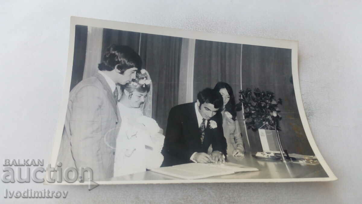 Снимка Варна Младоженци със свои приятели 1973