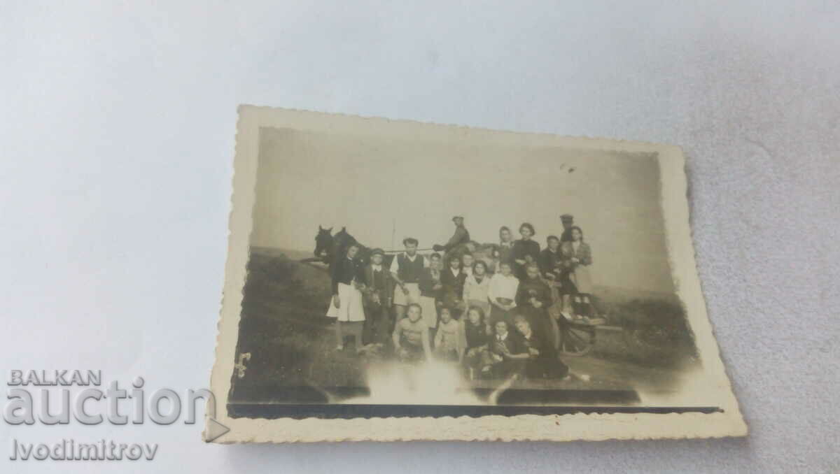 Photo Men and women on a cart