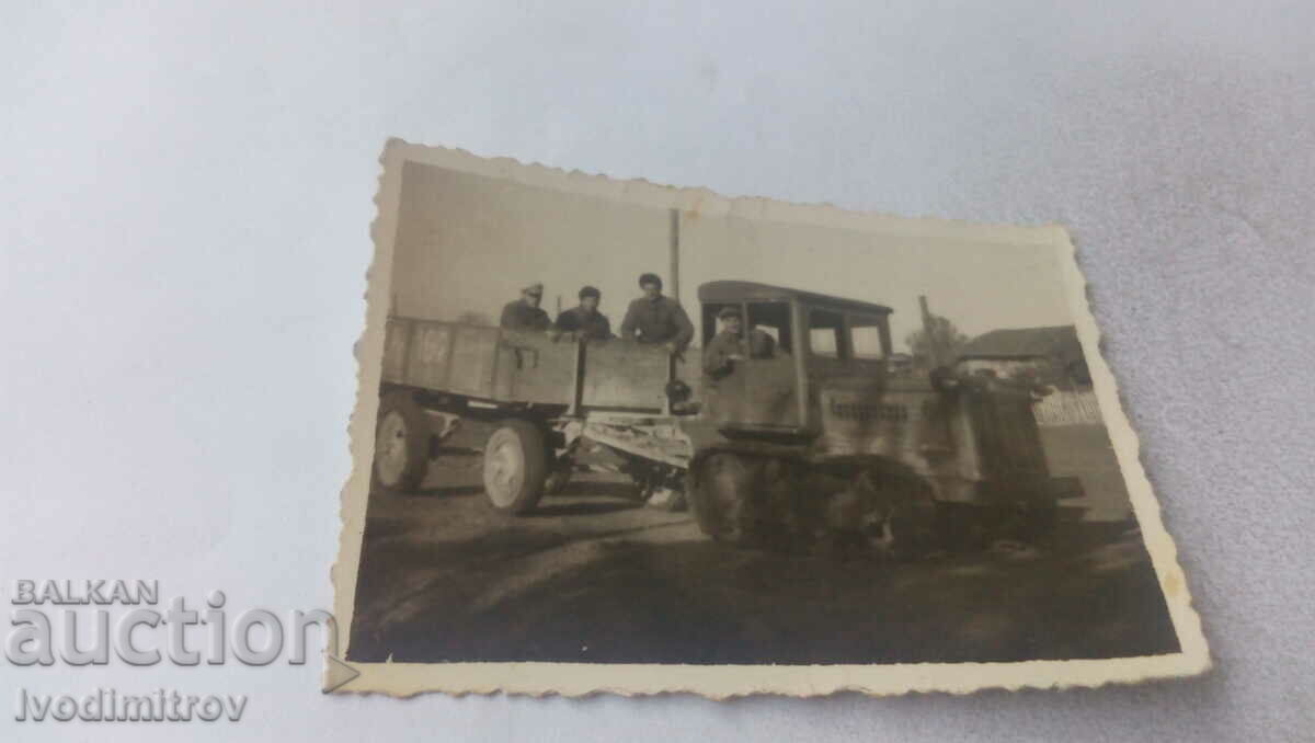 Foto Tractor retro pe șenile cu remorcă