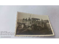 Photo Tracked retro tractor with trailer