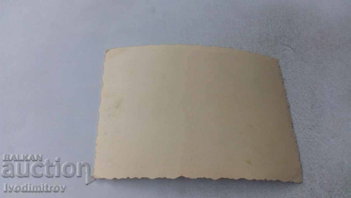 Φωτογραφία Δύο άνδρες γυναίκες και παιδιά με τιμή 1.15 BGN | € 0.59 Φωτογραφία Δύο άνδρες γυναίκες και παιδιά με τιμή 1.15 BGN | € 0.59