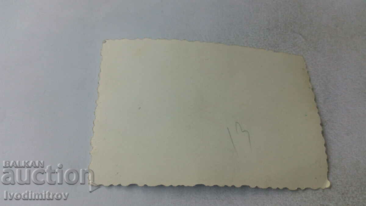 Φωτογραφία Δύο άνδρες μπροστά από μια καλύβα με τιμή 1.15 BGN | € 0.59 Φωτογραφία Δύο άνδρες μπροστά από μια καλύβα με τιμή 1.15 BGN | € 0.59