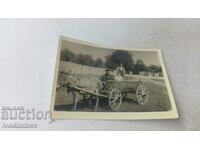 Photo A man and two children with a donkey cart