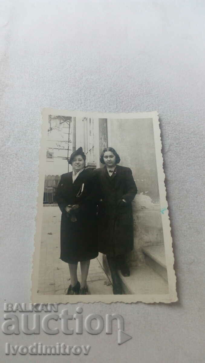 Foto Două femei pe trotuar