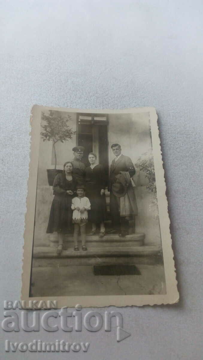 Φωτογραφία Ένας άνδρας αξιωματικός, δύο γυναίκες και ένα κοριτσάκι στις σκάλες