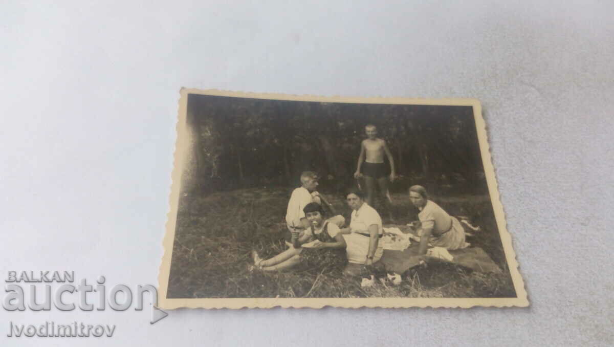 Photo Two men two women and a girl and a girl on a picnic