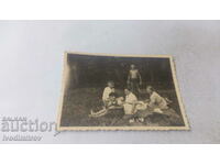 Foto Doi bărbați, două femei și o fată și o fată la picnic
