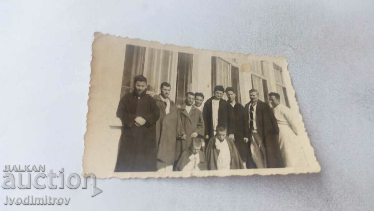 Photo Doctor and patients in front of a hospital