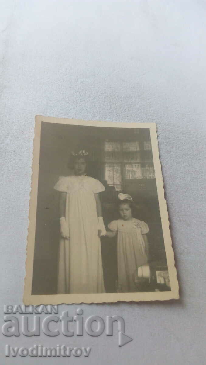 Снимка Две момичета в бели роклички