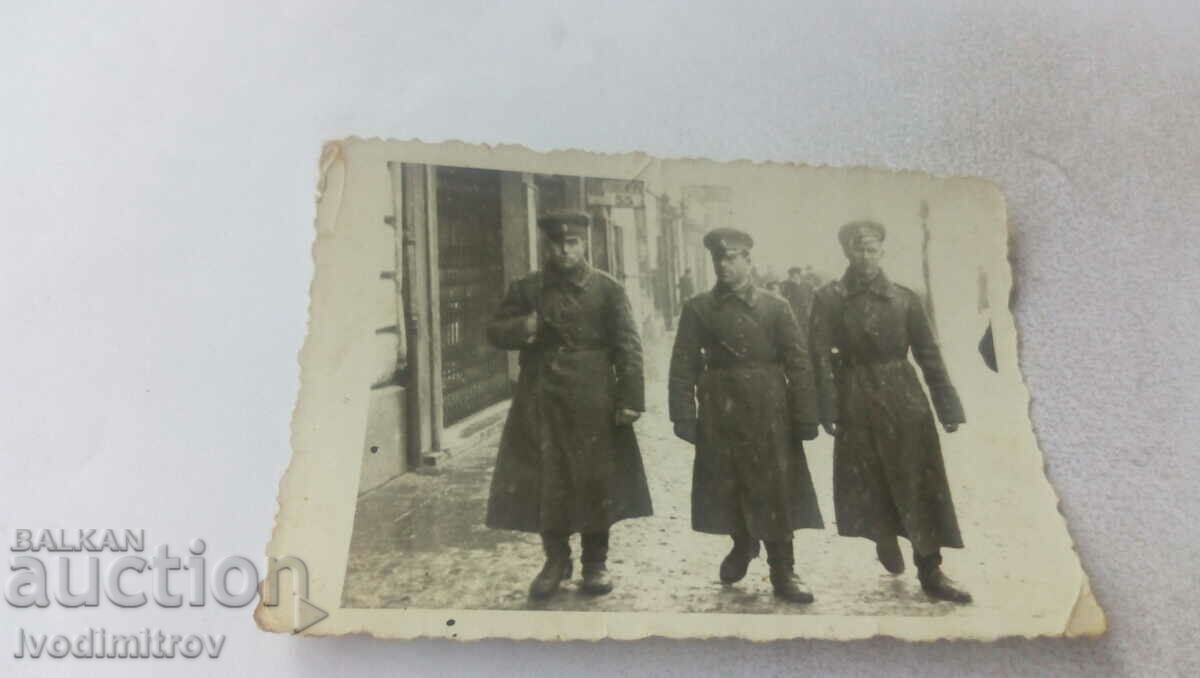 Снимка Трима офицери на разходка