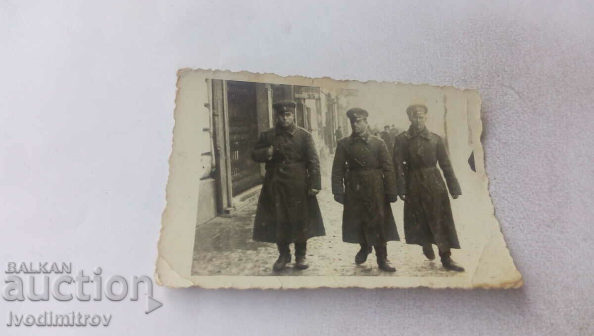 Φωτογραφία Τρεις αξιωματικοί σε μια βόλτα