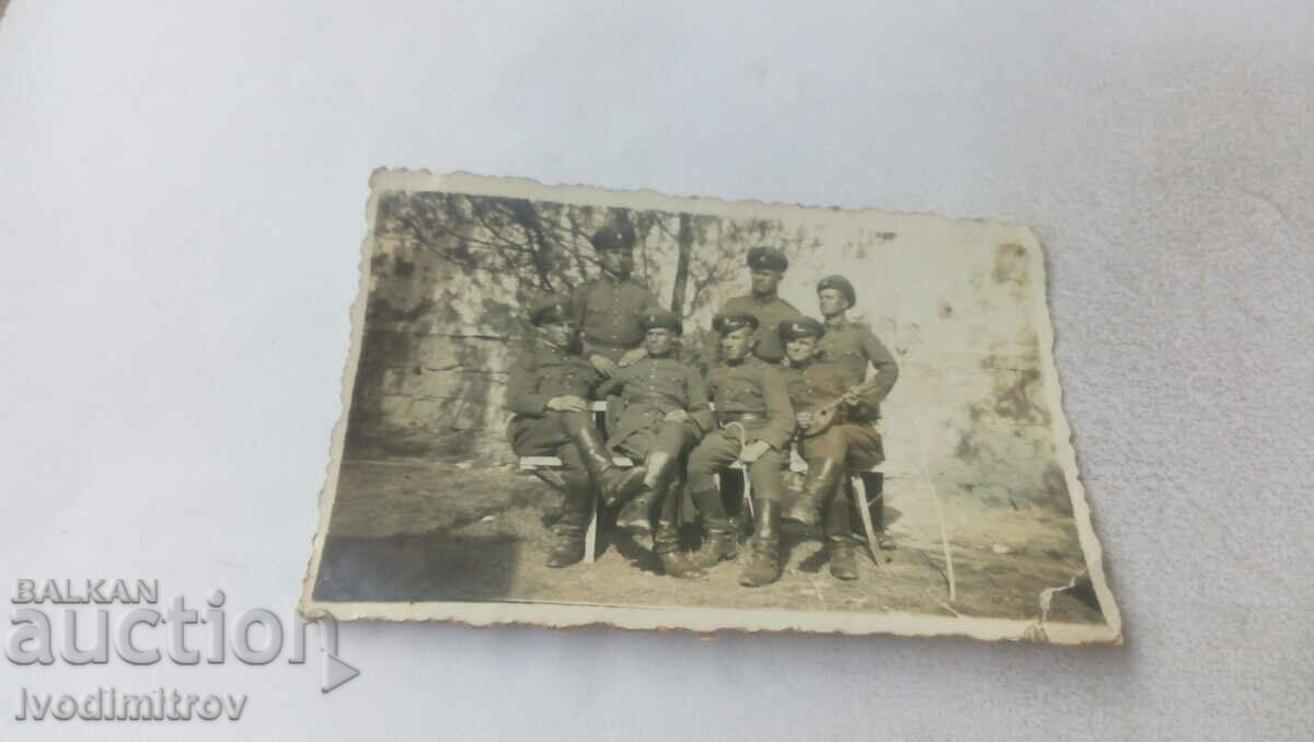 Photo Soldiers and sergeants on a bench