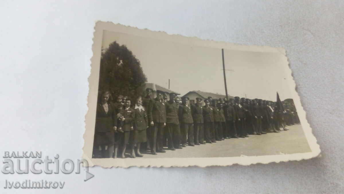 Снимка Строени офицери войници и цивилни лица