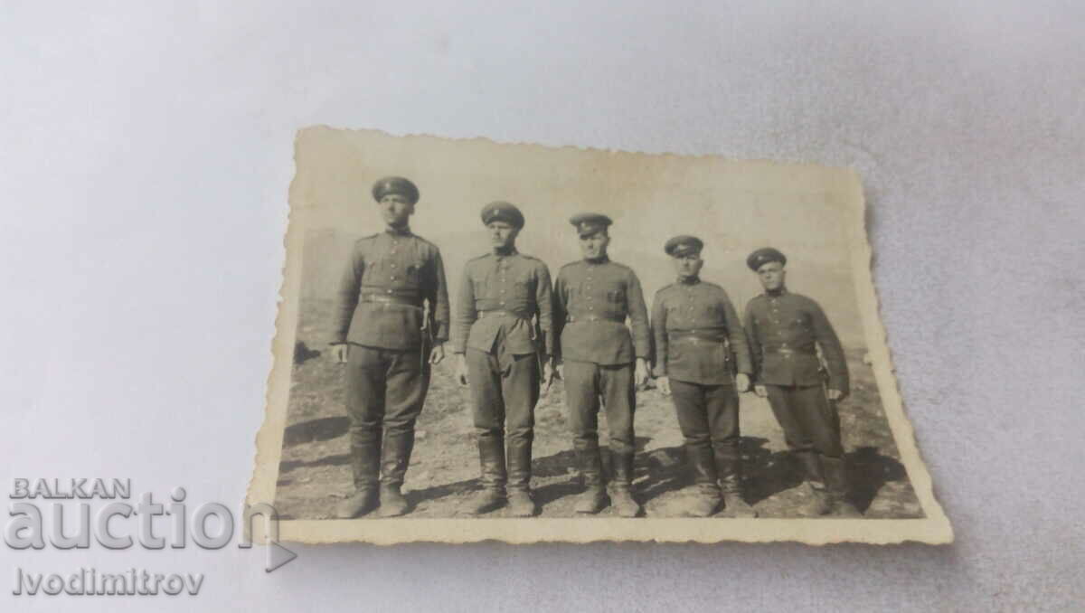 Imagine Cinci soldați aliniați într-un rând la înălțime