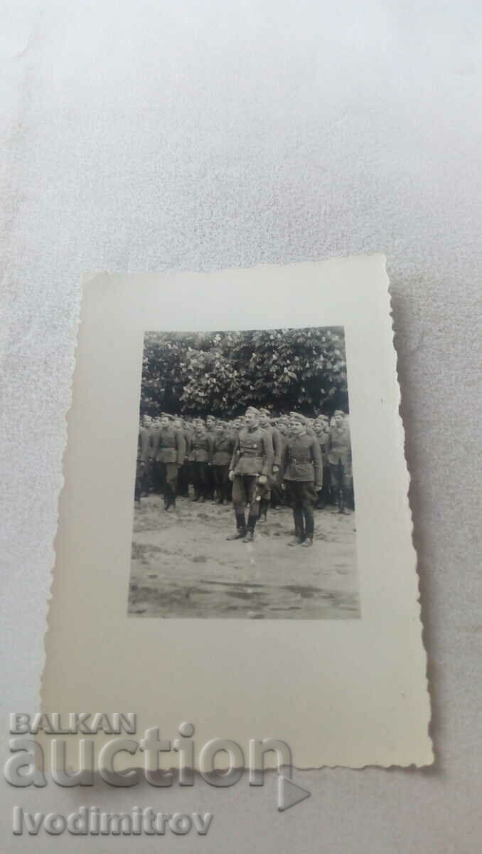 Снимка Строени сержанти и войници