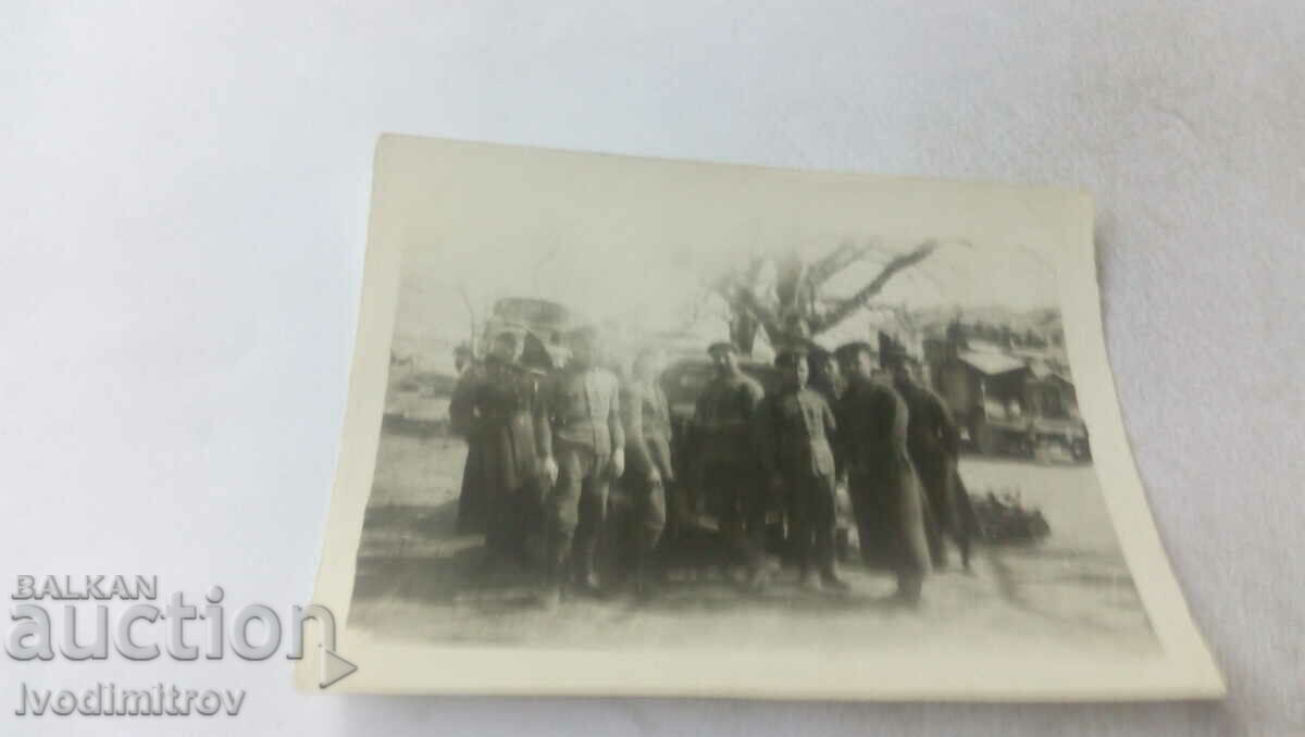Φωτογραφία Αξιωματικοί και στρατιώτες μπροστά από vintage αυτοκίνητα