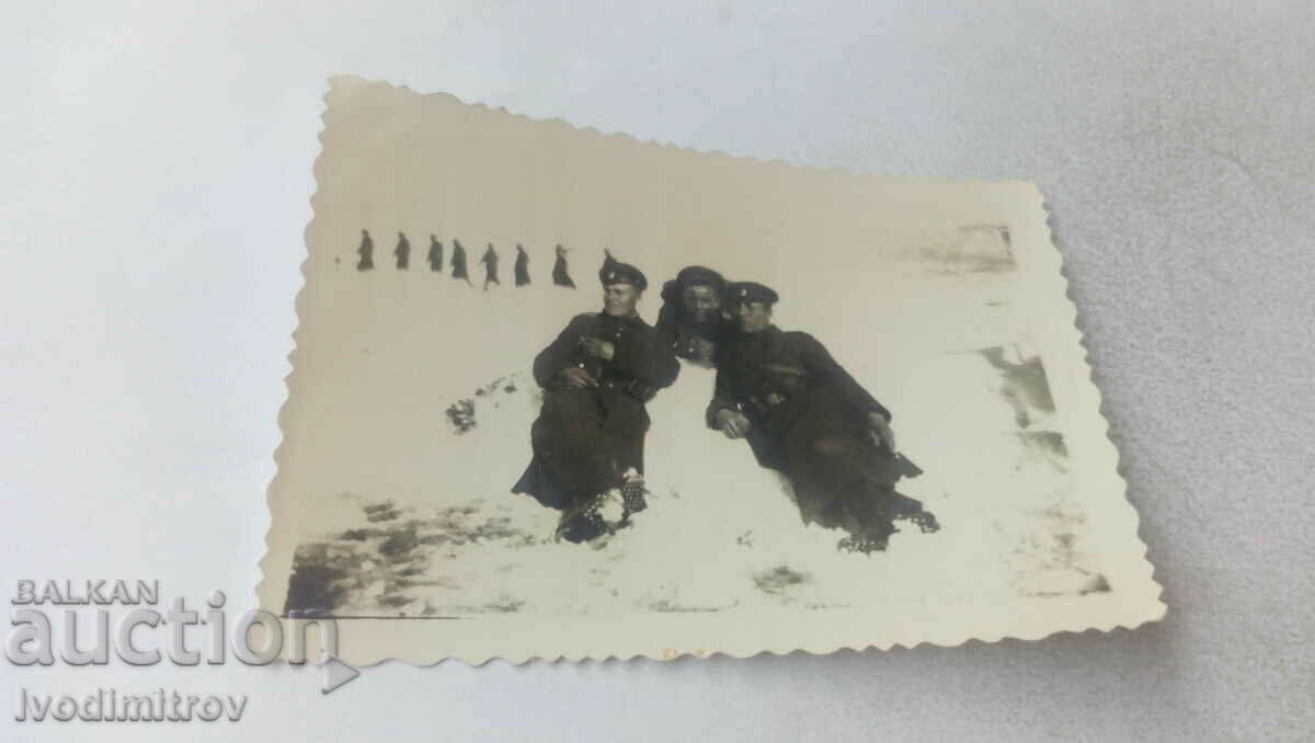 Foto Trei soldați în zăpadă