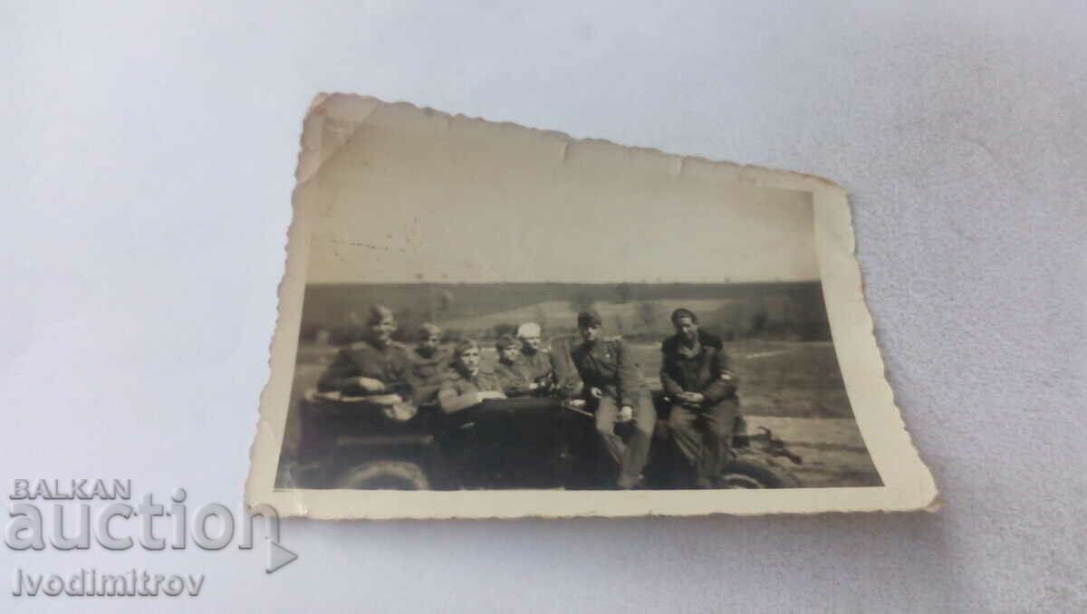 Φωτογραφία αξιωματικός και στρατιώτες με vintage αυτοκίνητο