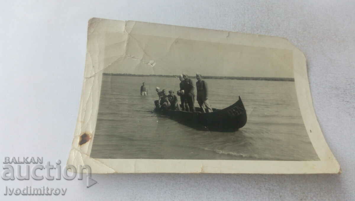 Photo Sergeant and soldiers with boat
