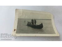Photo Sergeant and soldiers with boat