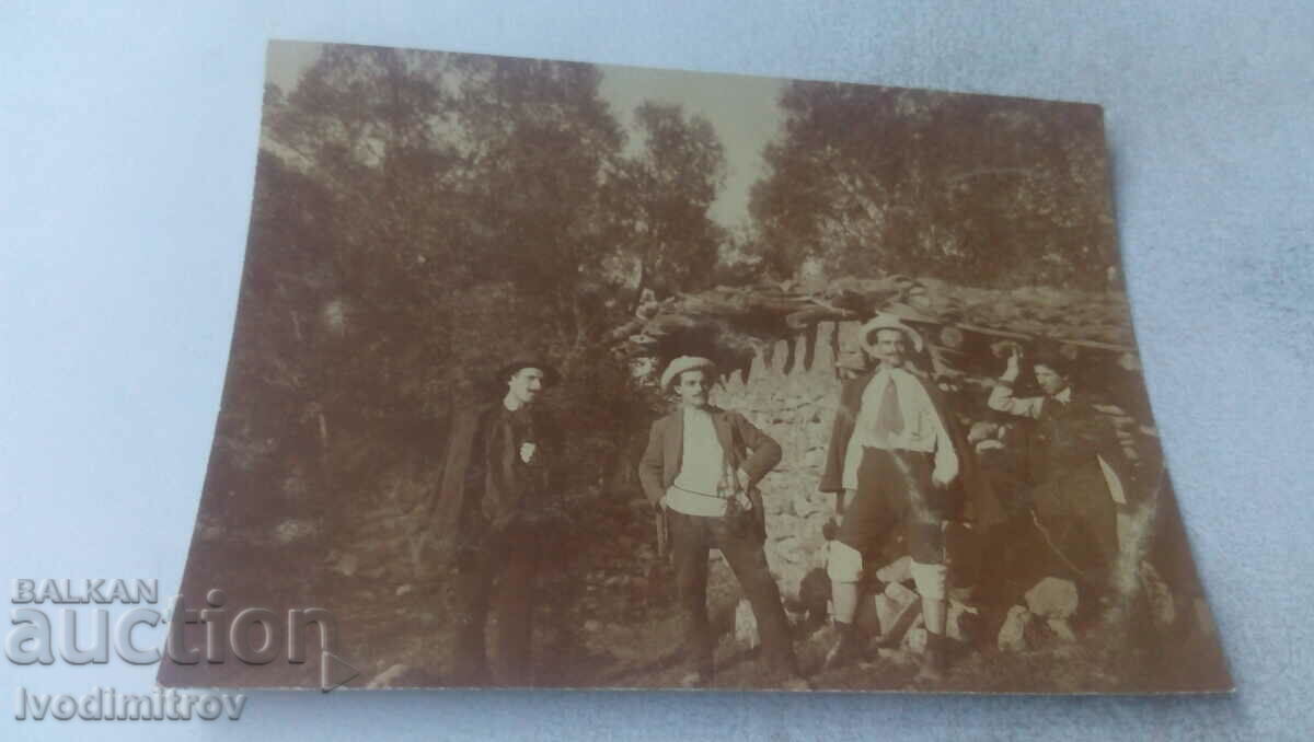Снимка Четирима мъже пред стара постройка