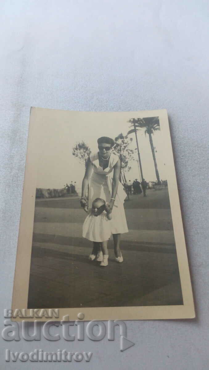 Снимка Жена и малко момиченце 1949