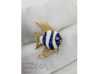 Stylish gold fish brooch with enamel and diamond - 18 carats