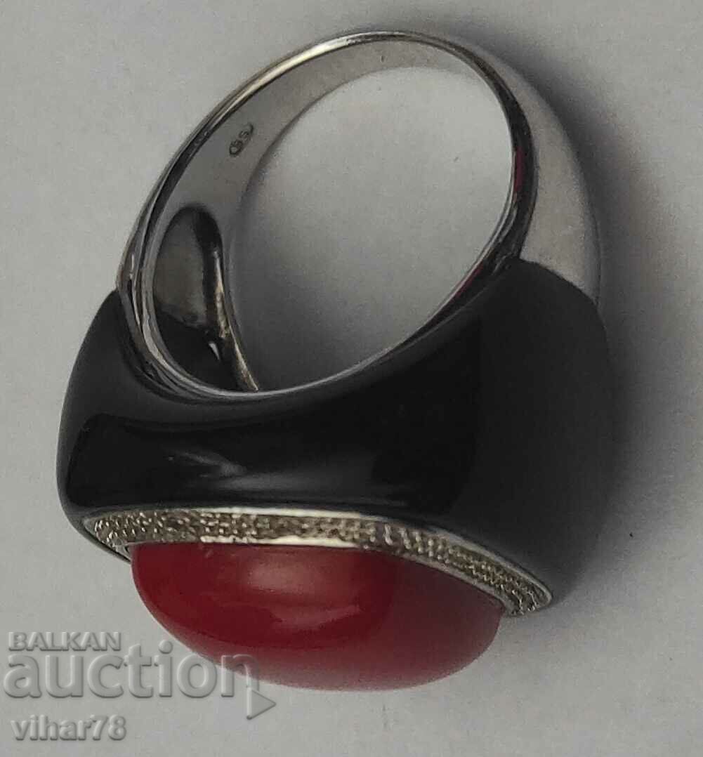 Auction SILVER RING WITH CORAL, DIAMONDS AND BLACK ONYX Auction SILVER RING WITH CORAL, DIAMONDS AND BLACK ONYX