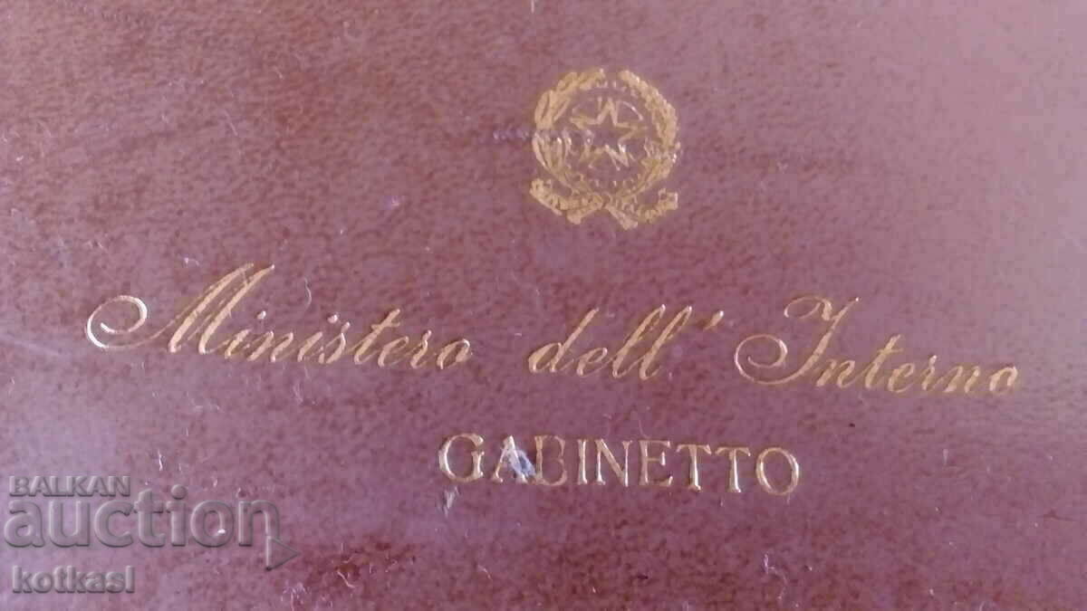 Delivery of Old leather folder Ministry Italy