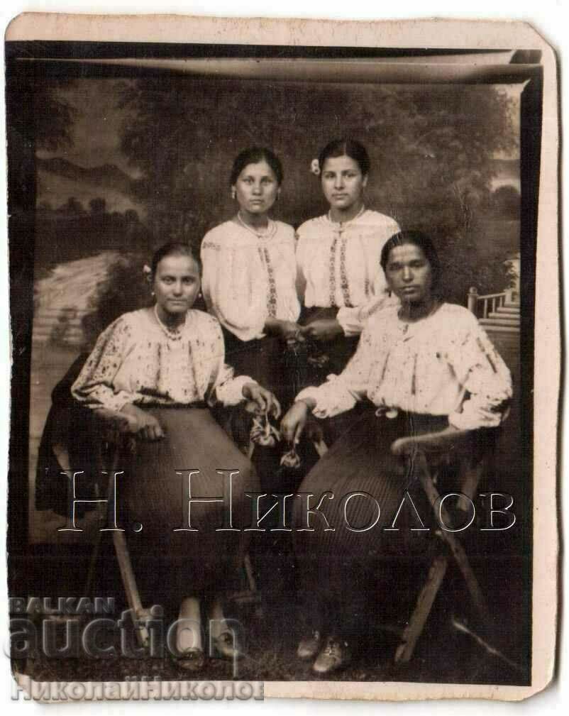 LITTLE OLD PICTURE BLONDE LITTLE GIRLS WITH SET COSTUMES B905