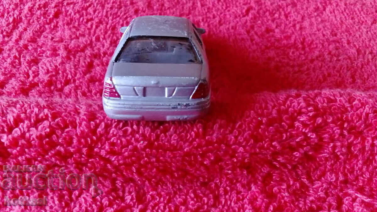 Auction Small metal car model FORD CROWN VICTORIA Auction Small metal car model FORD CROWN VICTORIA