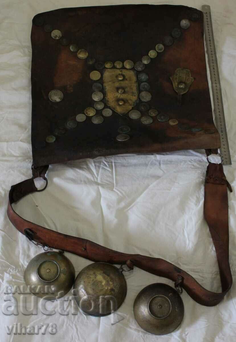 Licitație GEANT VECHE URIASA DIN PIELE CU TREI BUZUARE NU E ALTA Licitație GEANT VECHE URIASA DIN PIELE CU TREI BUZUARE NU E ALTA