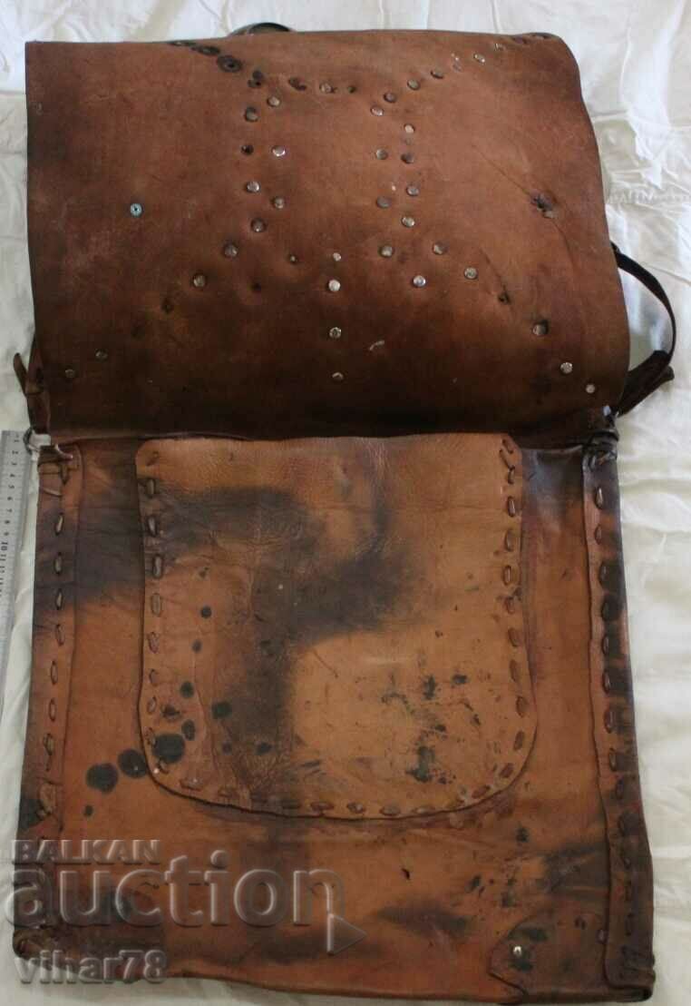 GEANT VECHE URIASA DIN PIELE CU TREI BUZUARE NU E ALTA - 6 GEANT VECHE URIASA DIN PIELE CU TREI BUZUARE NU E ALTA - 6