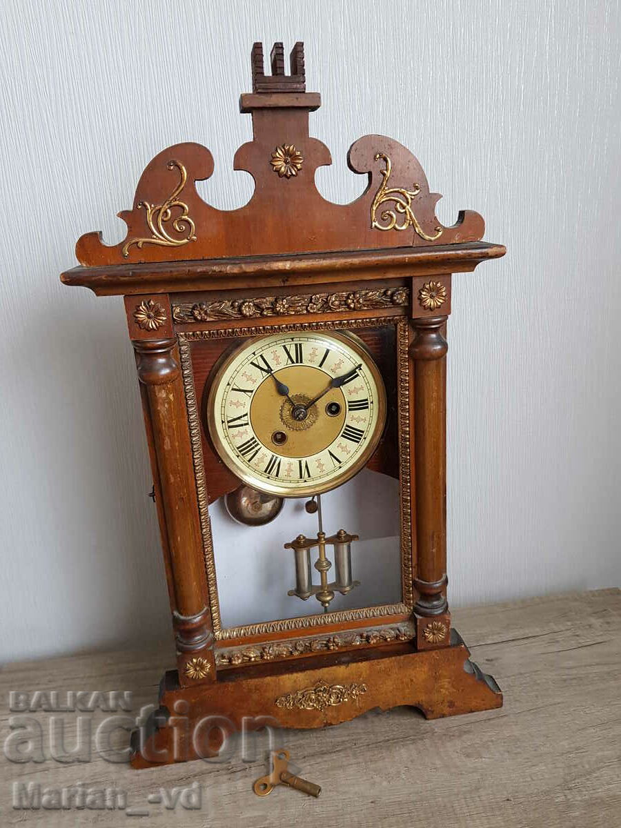 Стар настолен механичен часовник
