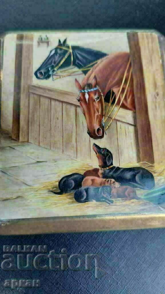 tabachera de argint cu scena de portelan cu preț 1500.00 BGN | € 766.94 tabachera de argint cu scena de portelan cu preț 1500.00 BGN | € 766.94