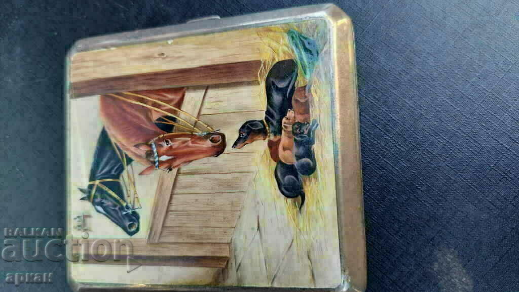 Licitație tabachera de argint cu scena de portelan Licitație tabachera de argint cu scena de portelan