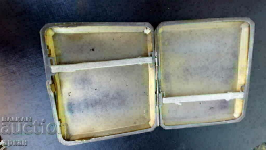 Livrarea tabachera de argint cu scena de portelan Livrarea tabachera de argint cu scena de portelan